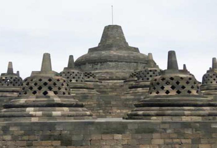 Pengelola Borobudur Bagikan Ratusan Bingkisan Lebaran